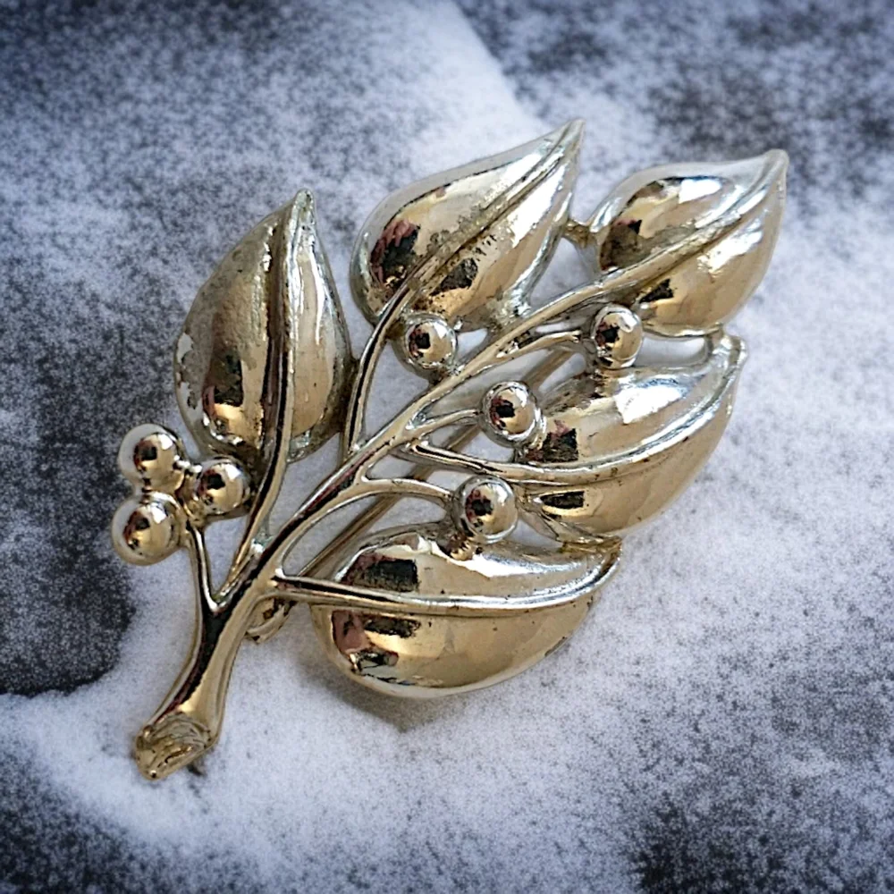 SARAH COVENTRY Berry Leaf Brooch Branch Pin VTG ‎ Silent Spring Silver Tone 1970